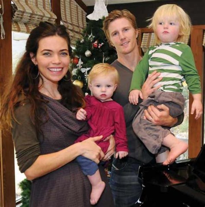 Amelia Heinle Husband, Married, Children, Age, Net Worth, Salary, and Family.